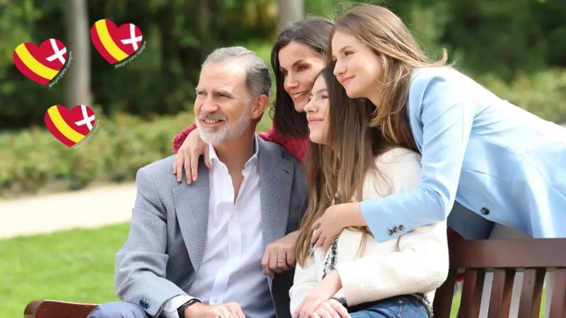 Siddende kong Felipe og infanta Sofía, stående dronning Letizia og prinsesse Leonor