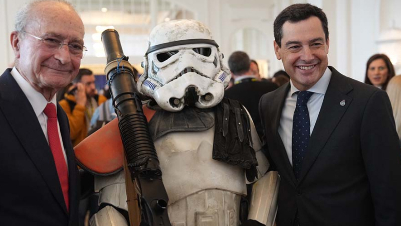 Borgmester i Málaga, Torres, og regionspræsident Moreno sammen med en stormtrooper