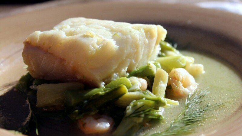 Bacalao con espárragos trigueros, ajetes y gambas